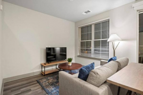 Luxury Apt, Min to DT, Gym, Pool